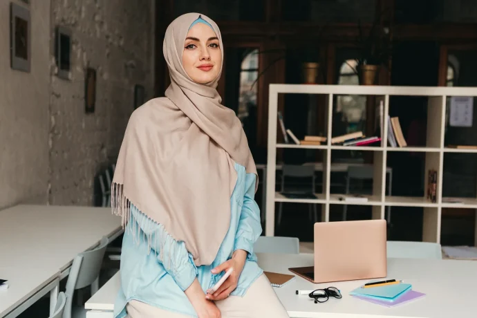 ستايل محجبات أنيق للمكتب 2025: إطلالة عملية تجمع بين الأناقة والاحتشام 3 ستايل محجبات أنيق للمكتب 2025