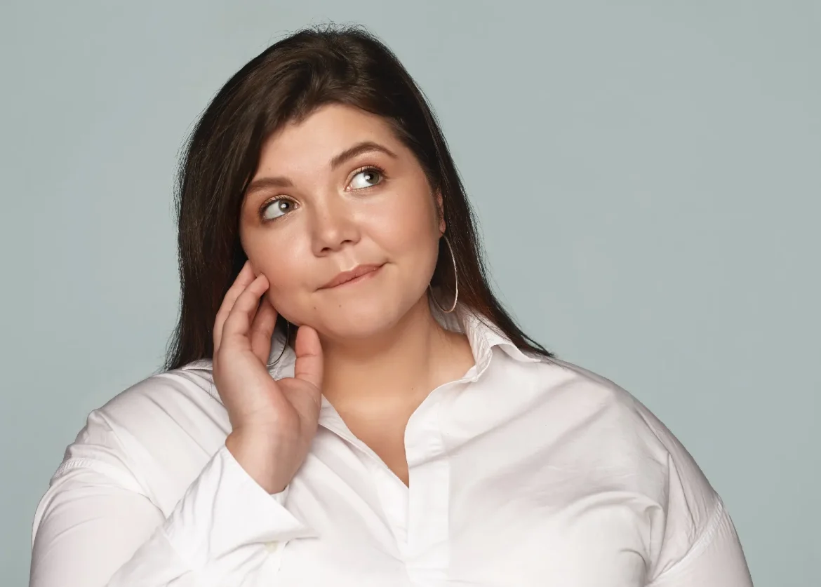 تنسيق ملابس عصري للوجه الممتلئ .. أفكار مبتكرة تبرز جمالك بثقة 1 وجه مرأة ممتلئ