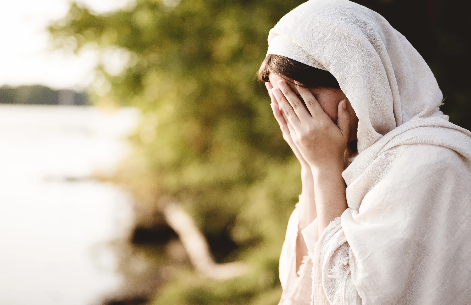 لماذا يوقظ رمضان حزنك القديم احياناً ؟ و كيف تستعيدين سلامك الداخلي دون أن تفقدي روح الشهر الكريم