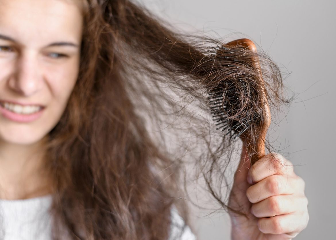 لماذا يتساقط الشعر رغم استخدام منتجات جيدة