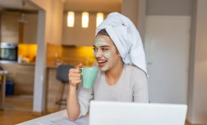 ما هي أفضل طرق طبيعية لتفتيح البشرة بسرعة في المنزل؟ نتائج فعالة و خطوات آمنة