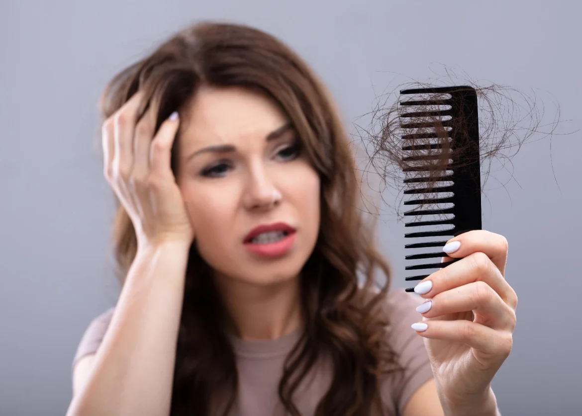 أسباب تساقط الشعر عند النساء