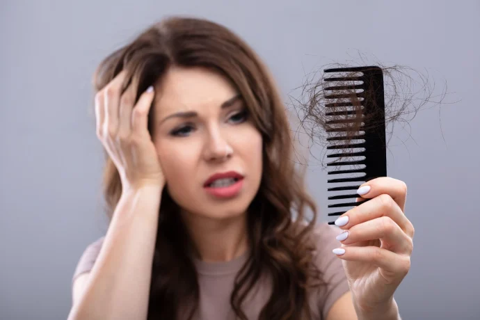 أسباب تساقط الشعر عند النساء